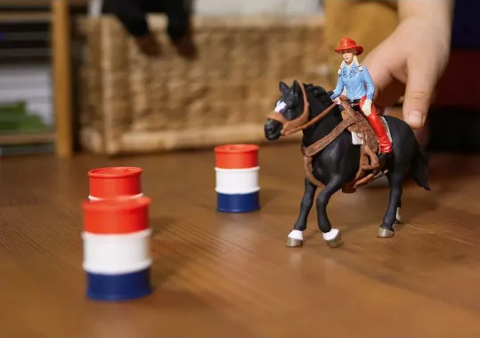 Schleich Farm World 42576 : Cowgirl et Tonneaux de Racing