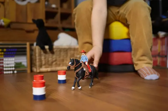Schleich Farm World 42576 : Cowgirl et Tonneaux de Racing