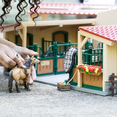 Schleich Farm World 42195 : Écurie avec chevaux et accessoires