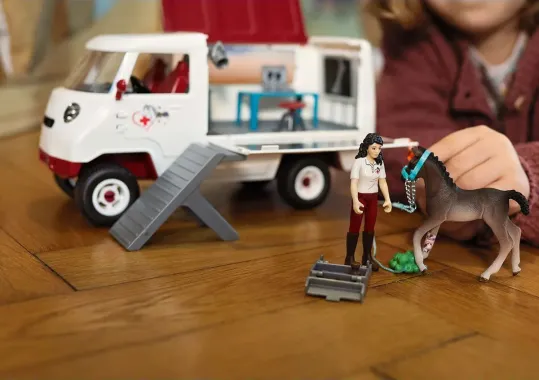 Schleich Horse Club 42439 : Vétérinaire Mobile avec Poulain Hanovrien