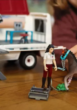Schleich Horse Club 42439 : Vétérinaire Mobile avec Poulain Hanovrien