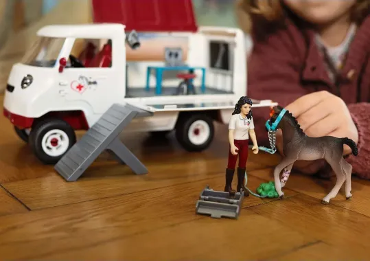 Schleich Horse Club 42439 : Vétérinaire Mobile avec Poulain Hanovrien