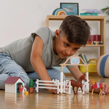 Schleich Horse Club 42458 : Enclos pour Chevaux d&#039;Hannah avec Chienne Ruby