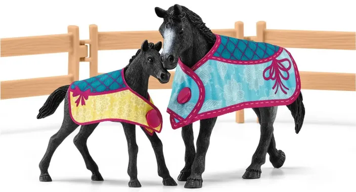 Schleich Horse Club 42611 : Box pour cheval avec Jument et Poulain